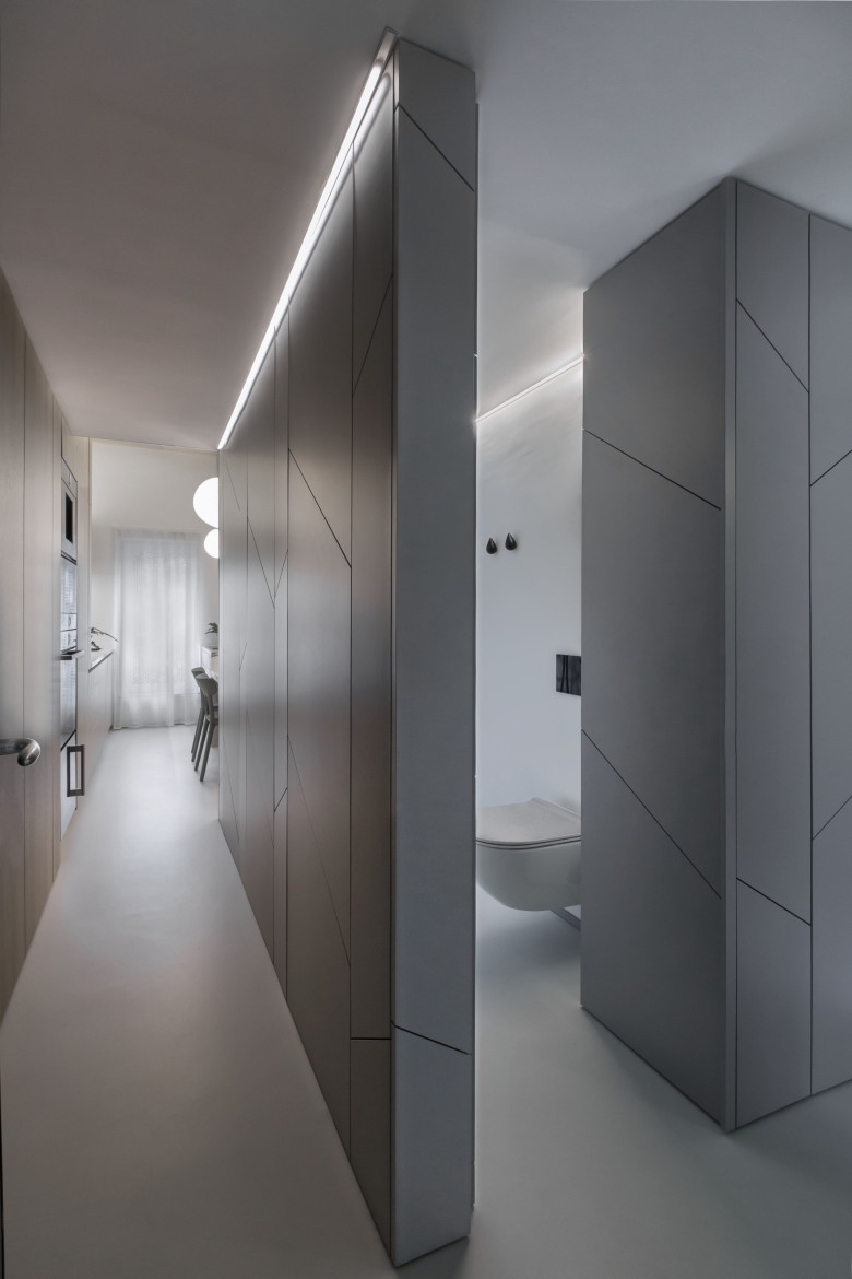 lightest-sky-hallway-and-bathroom-entrance
