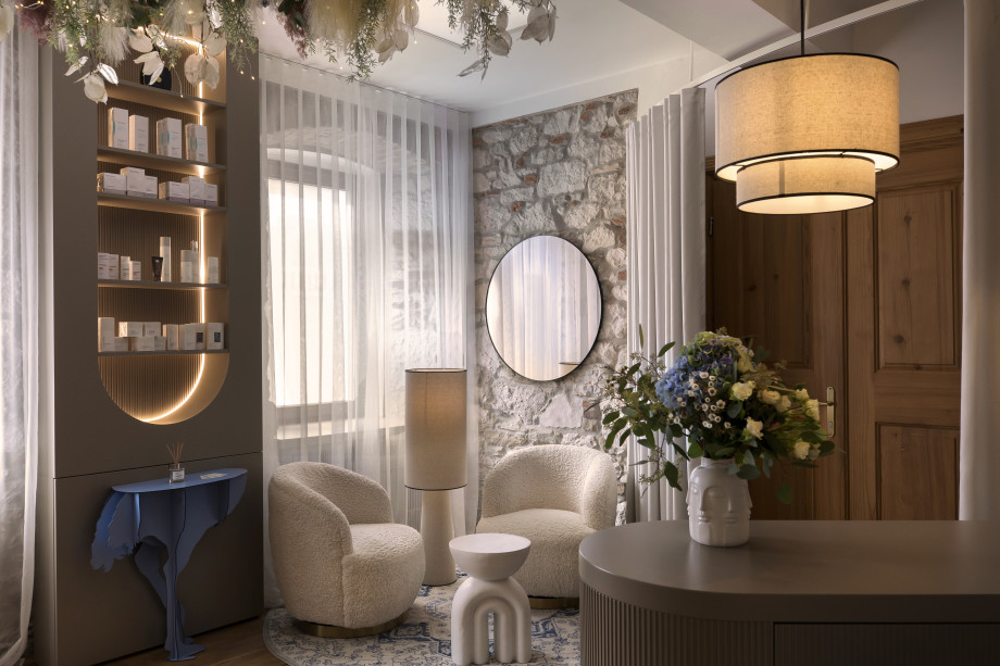 lumi-skin-beauty-studio-lounge-and-reception-area