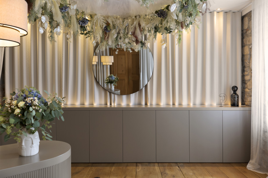 lumi-skin-reception-counter-and-round-mirror