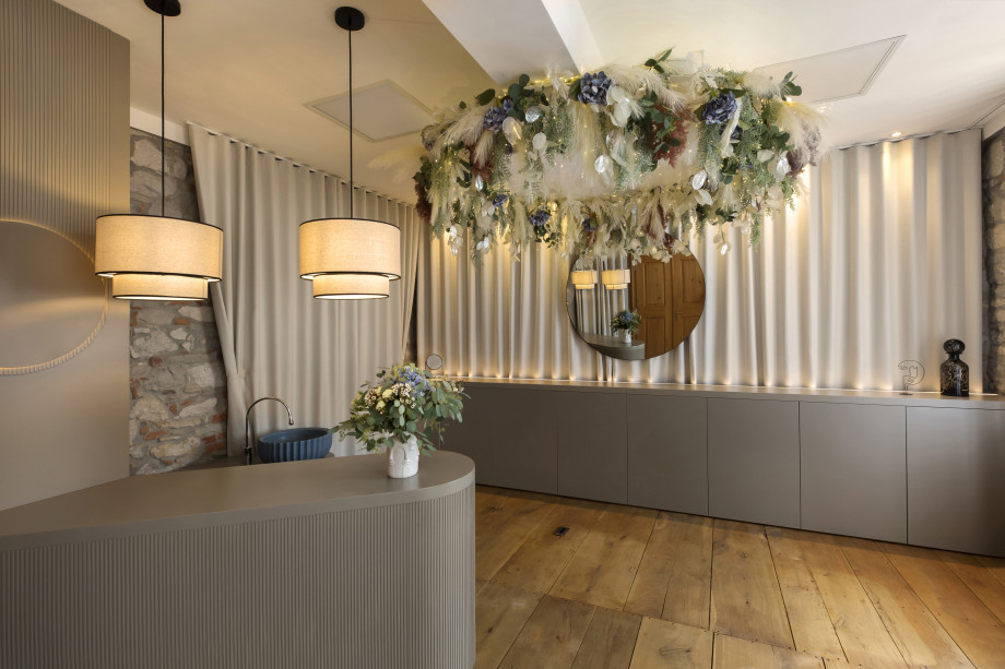 lumi-skin-reception-counter-and-treatment-room