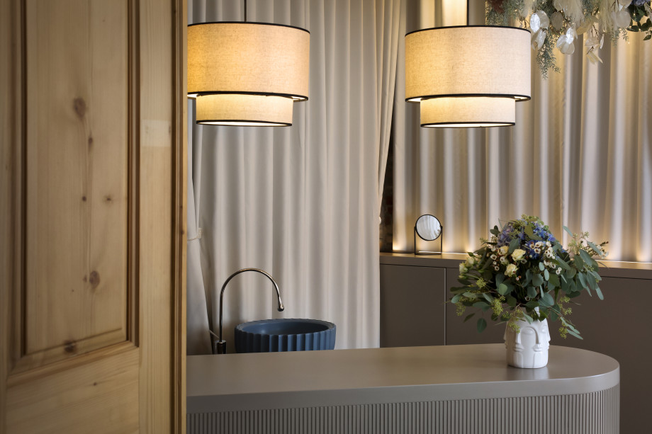 lumi-skin-reception-counter-blue-basin-and-curtains