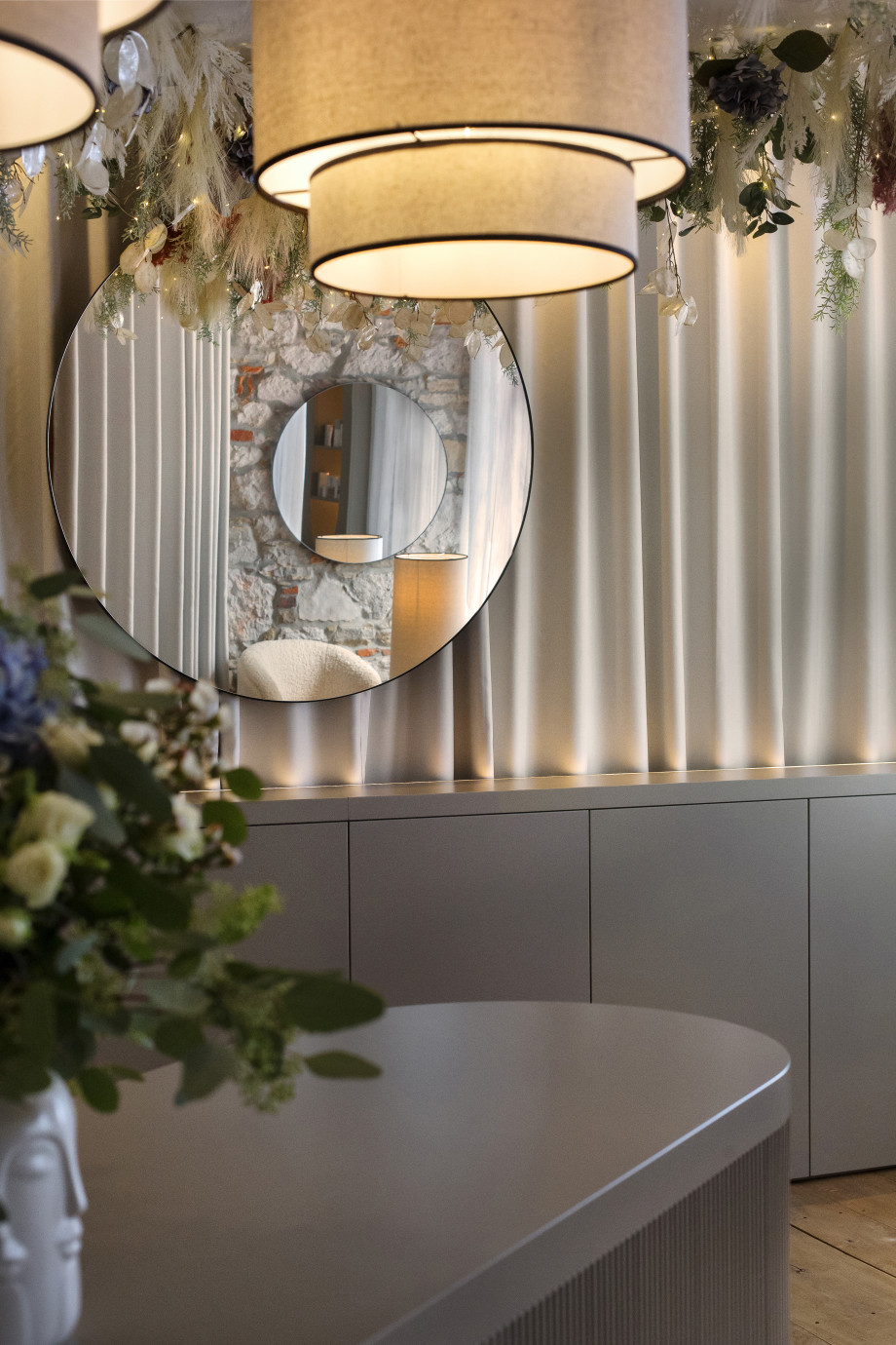 lumi-skin-round-mirror-and-reception-detail