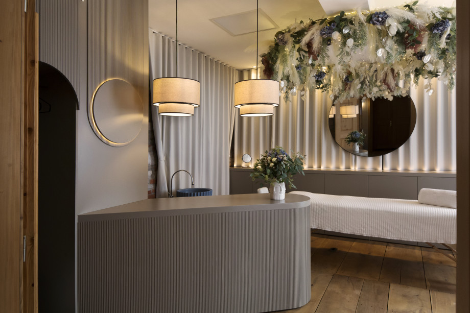 lumi-skin-treatment-room-reception-counter