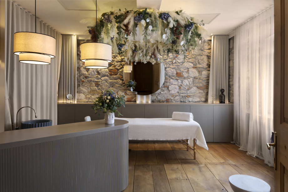 lumi-skin-treatment-room-stone-wall-and-curtains