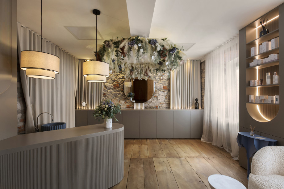 lumi-skin-treatment-room-wide-interior-view