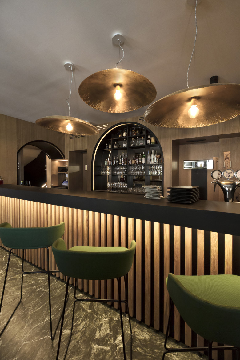 pino-alpino-bar-backdrop-and-sculptural-pendant-lights