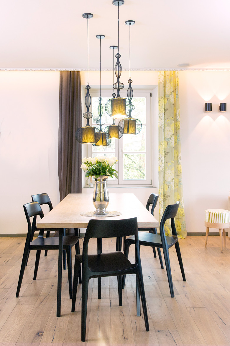 sun-rise-dining-area-with-colourful-chairs-and-pendant-lights