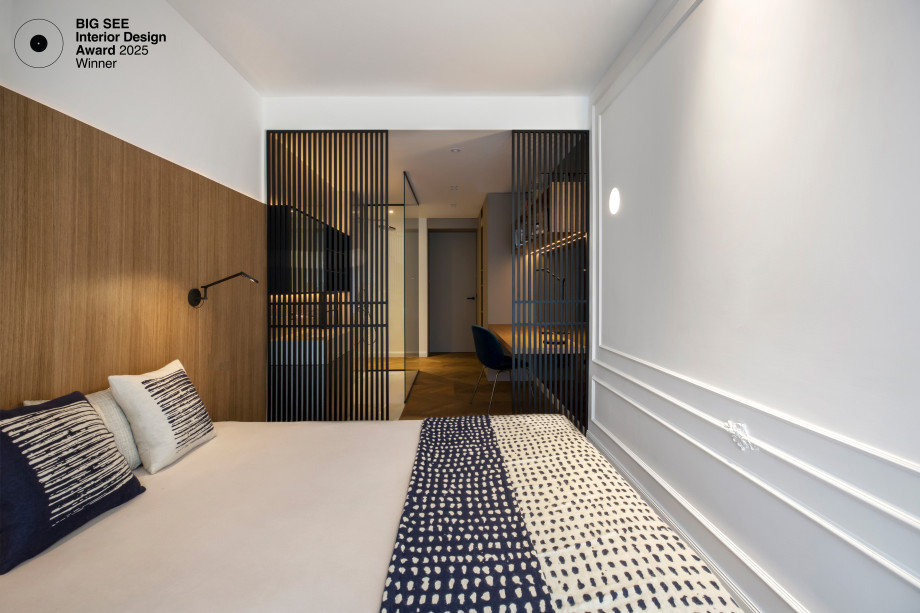 timeless-glow-bedroom-wood-paneling-slatted-partition