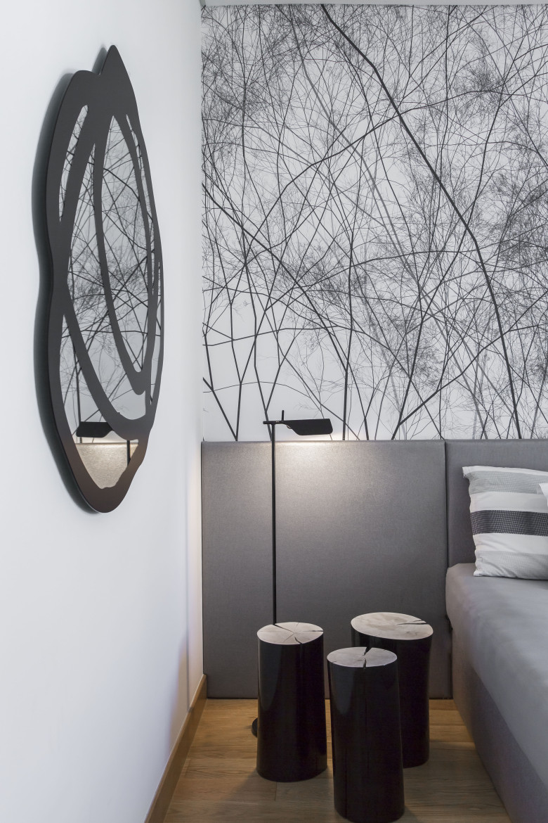 vibrant-flow-bedroom-mirror-and-decorative-wallpaper