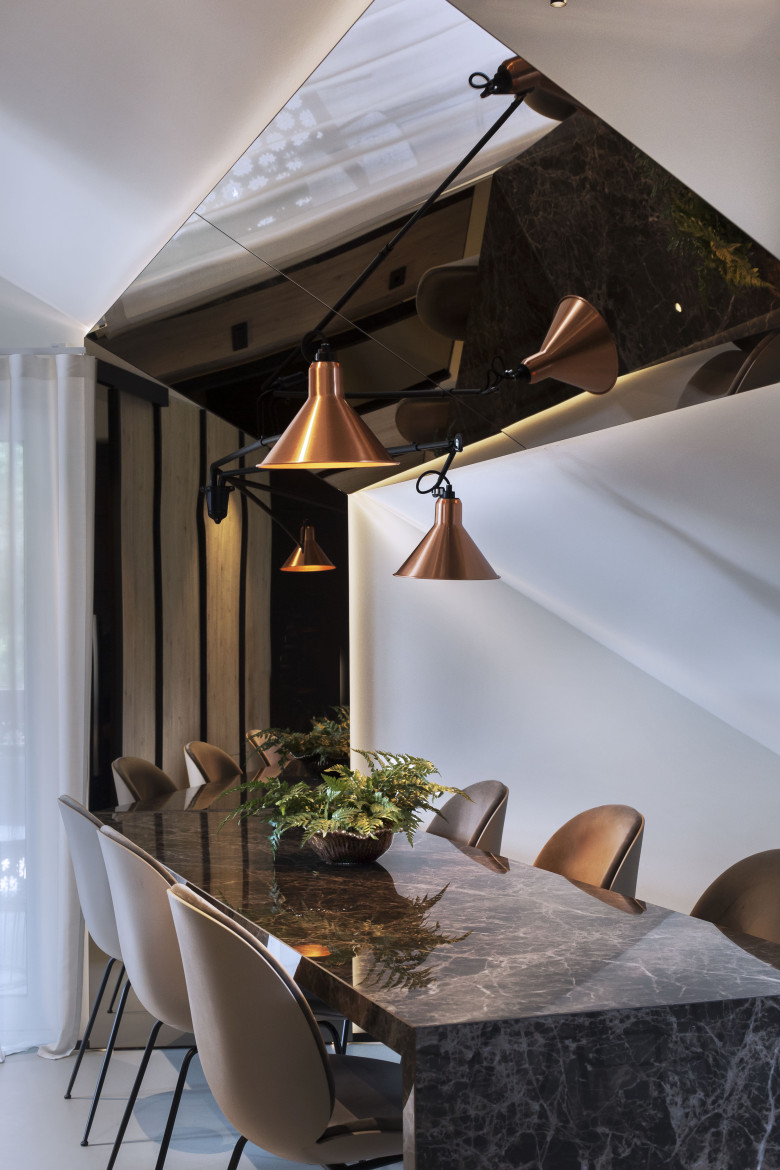 warm-reflection-dinning-table-and-copper-pendants